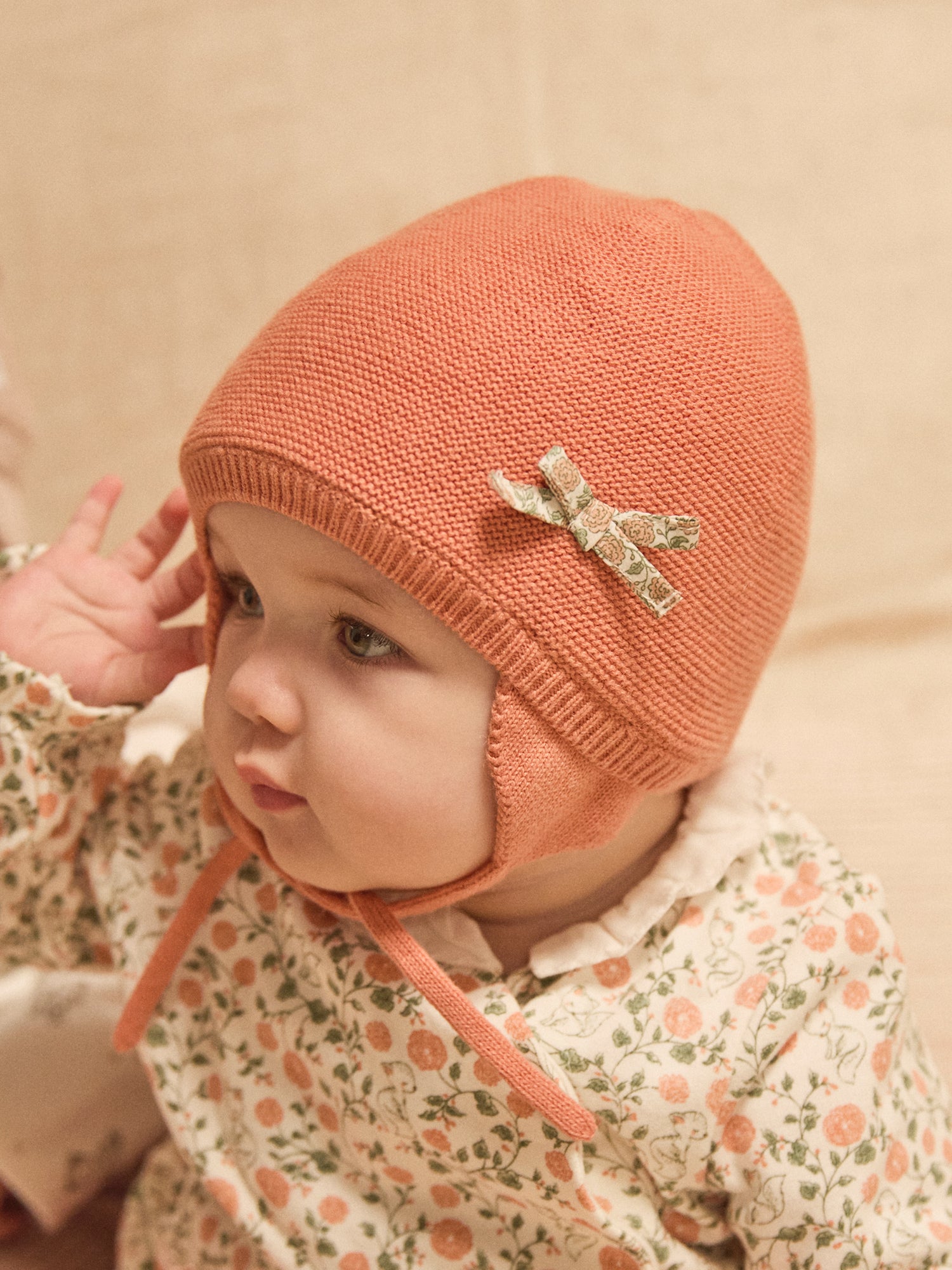 Cappello rosa a maglia con fiocco per neonata