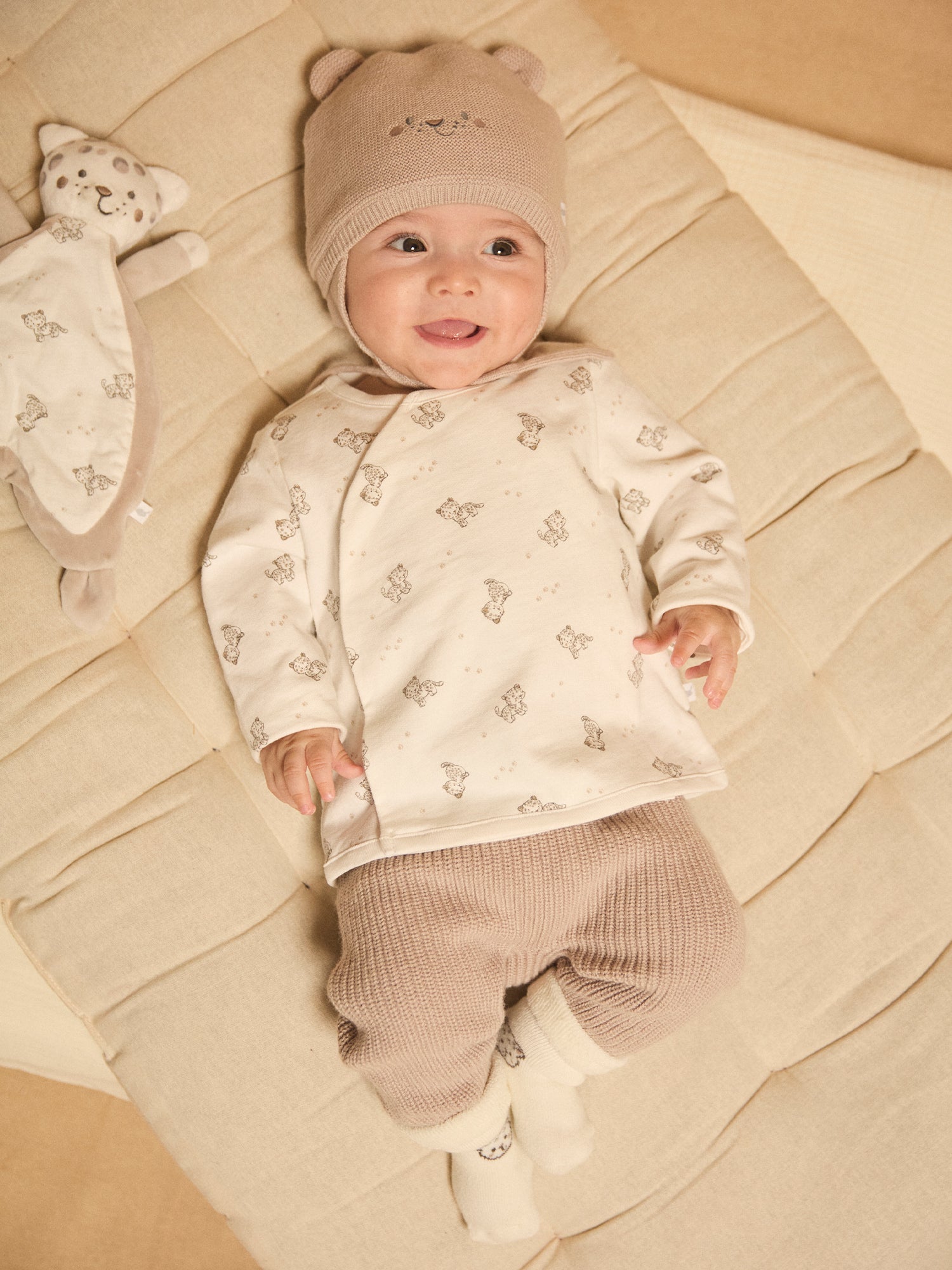 Cappello grigio in maglia con volto animale per neonato maschio