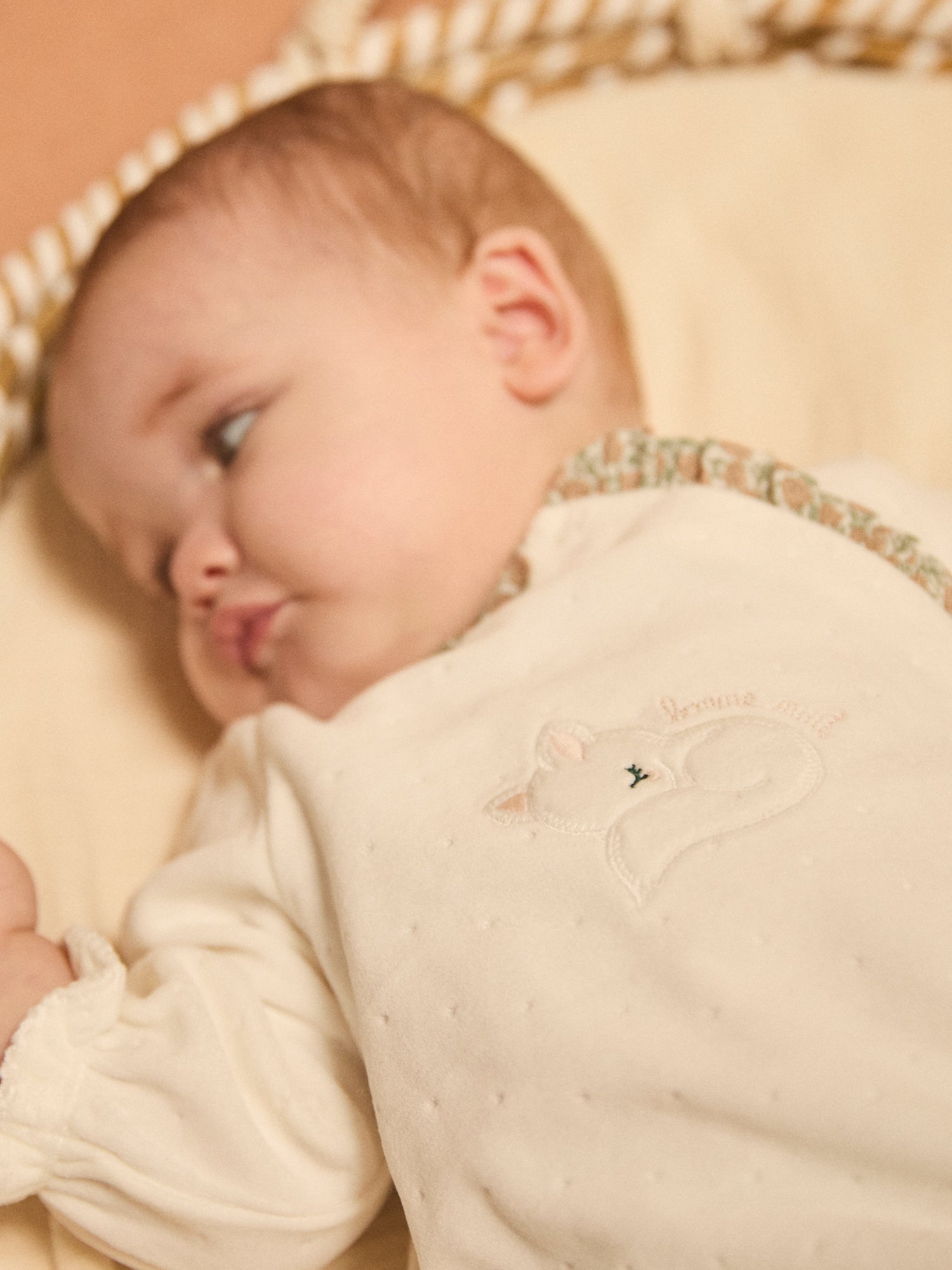 Tuta bianca in velluto e floreale per neonate