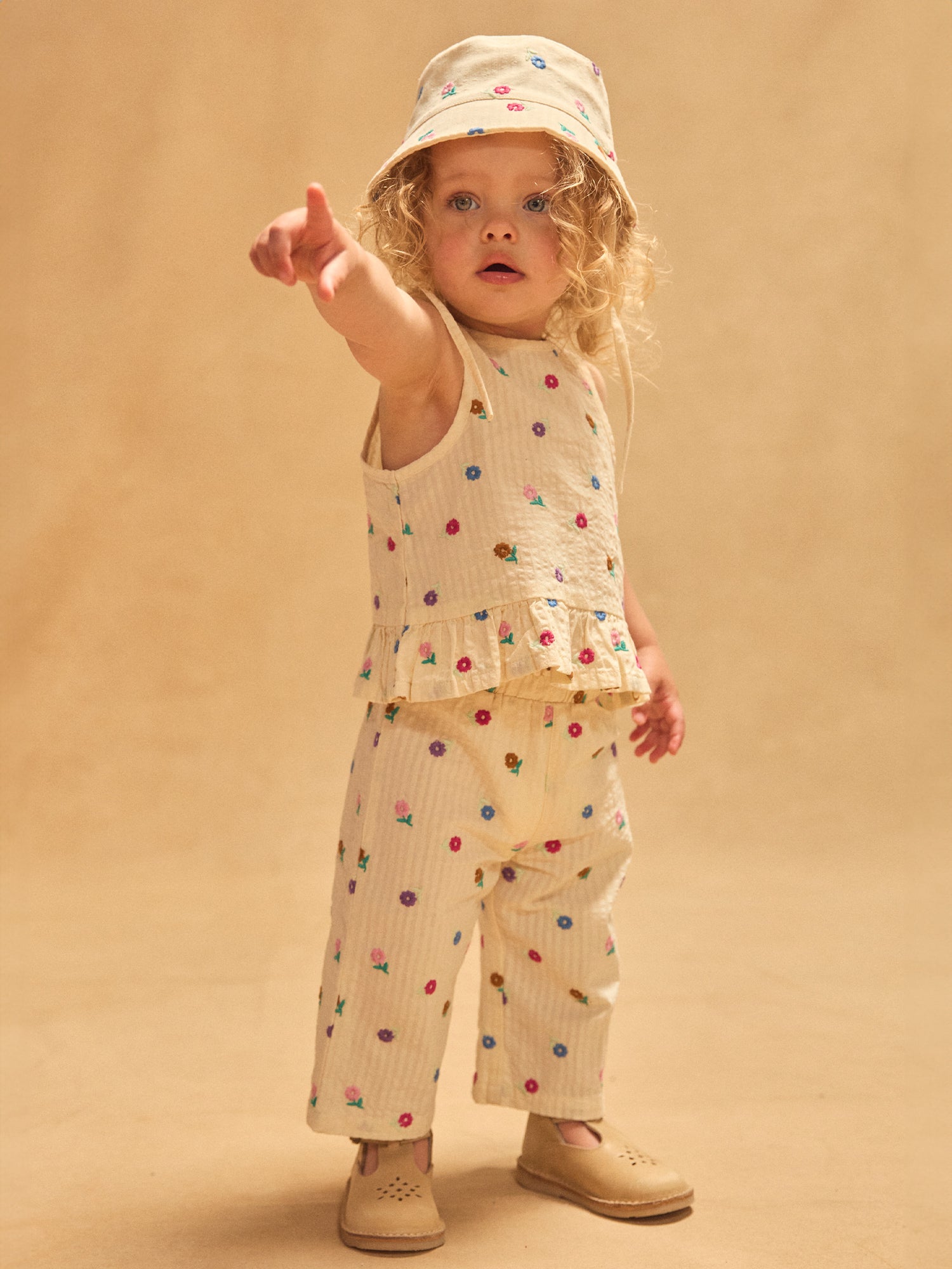 Blusa ecru con ricami floreali per bambina