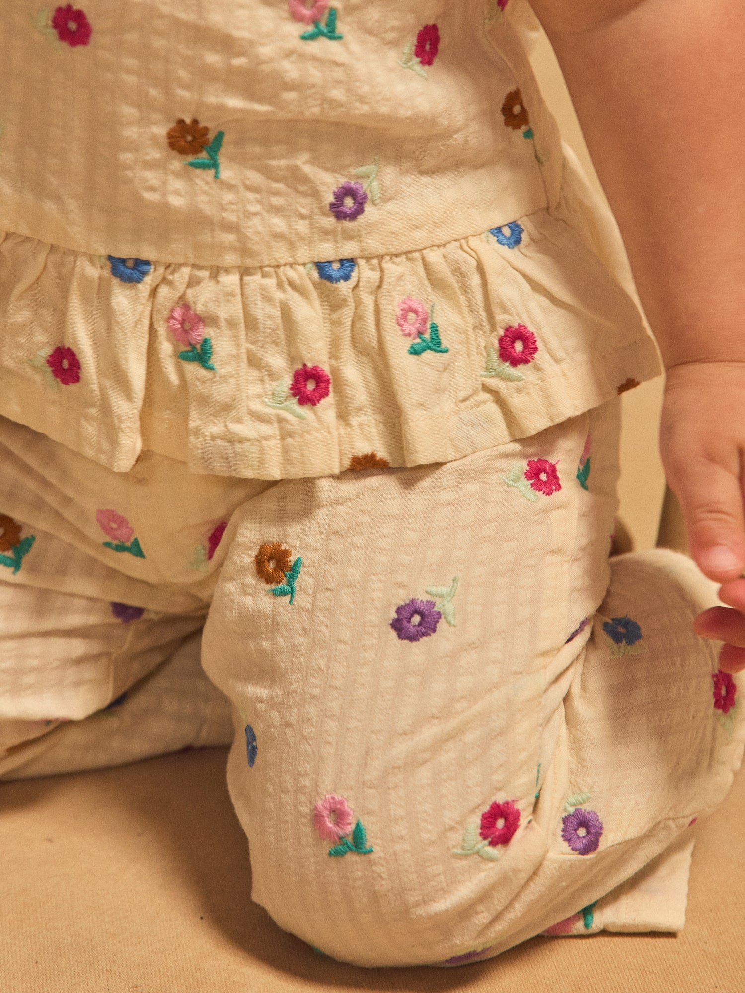 Pantaloni crema con ricamo floreale per bambina