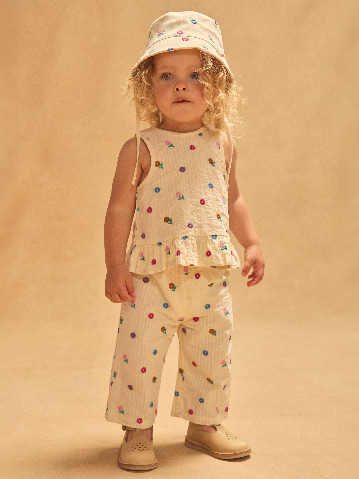 Pantaloni crema con ricamo floreale per bambina
