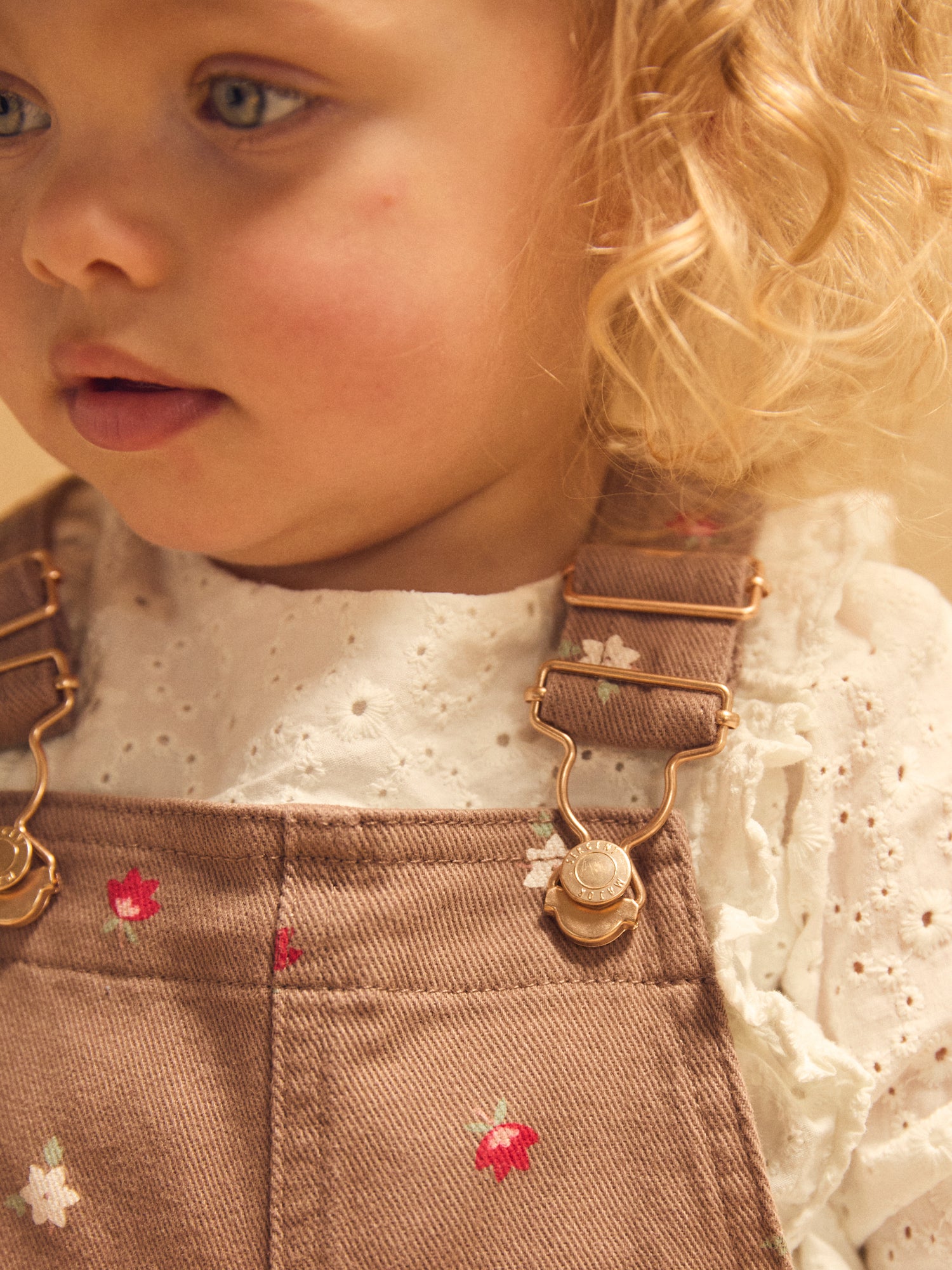 Salopette corta marrone con stampa floreale per bambina