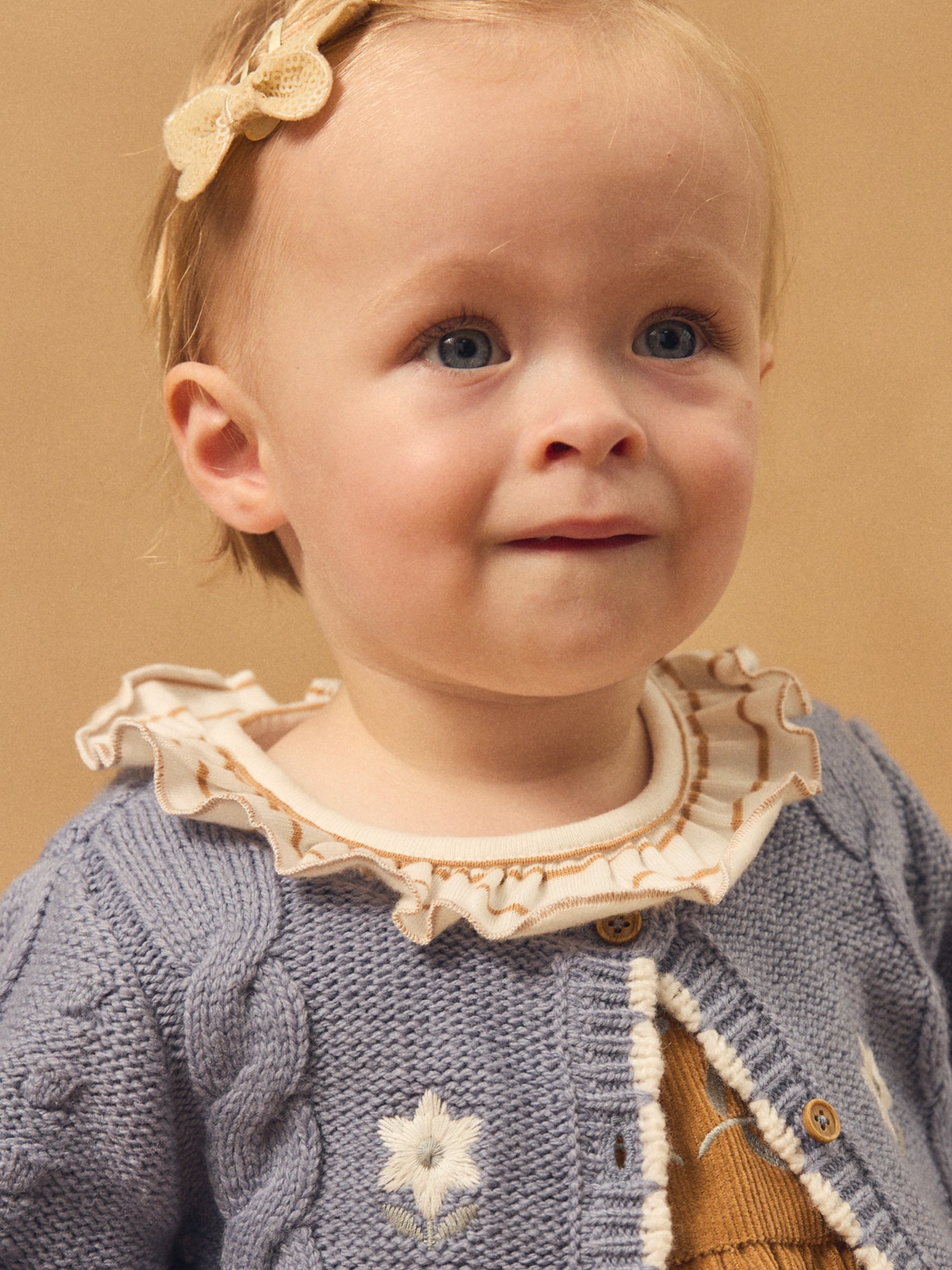 Cardigan blu con ricamo di fiori per bambina