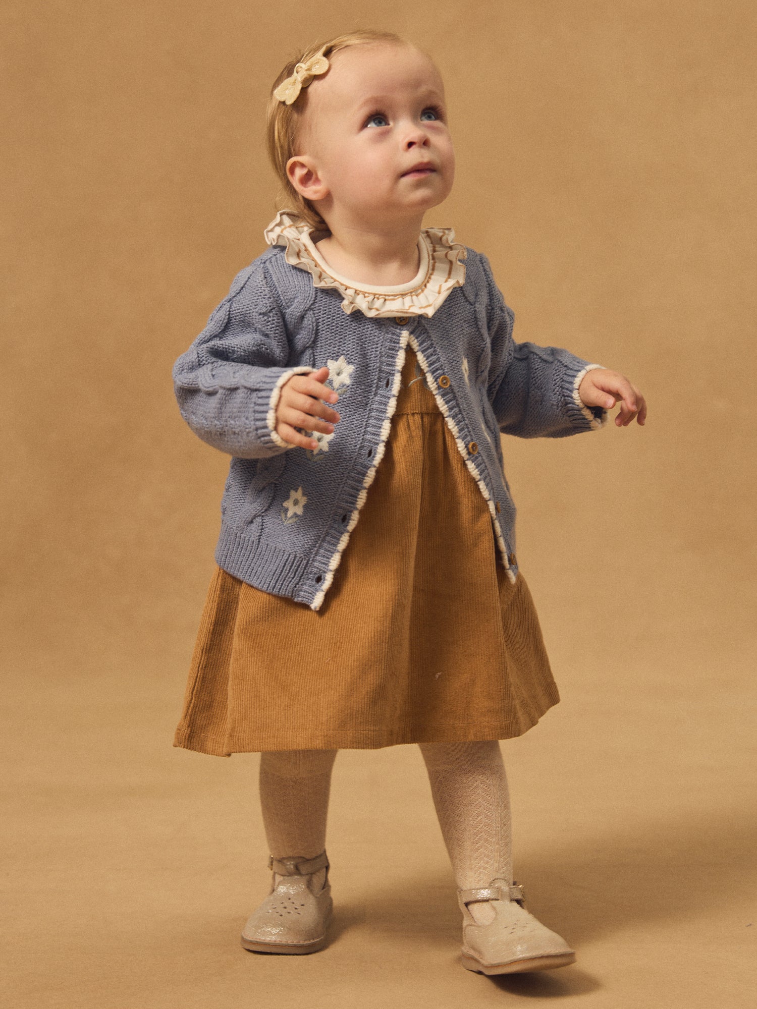 Cardigan blu con ricamo di fiori per bambina