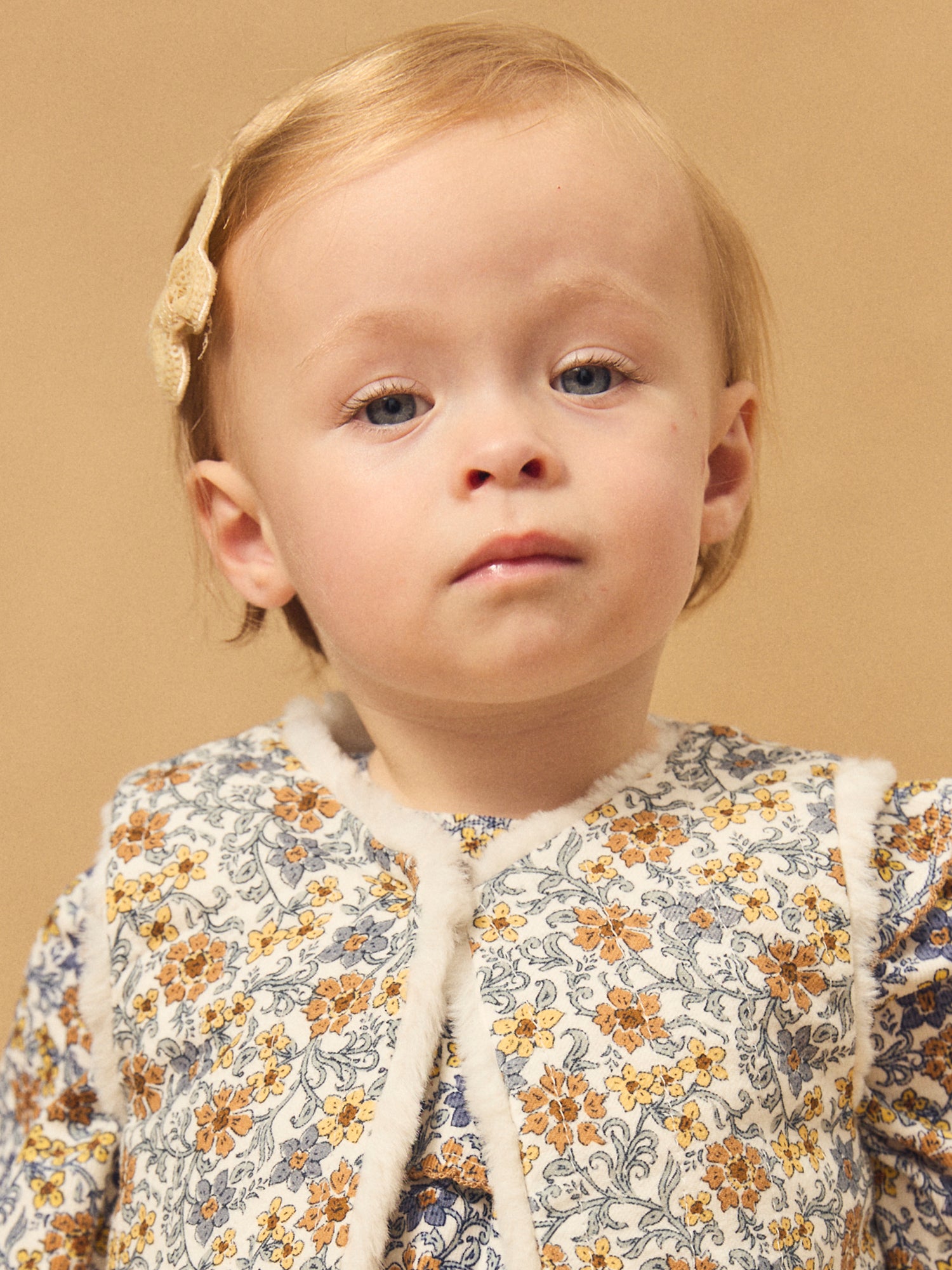 Gilet reversibile bianco in pelliccia o stampa floreale per bambina