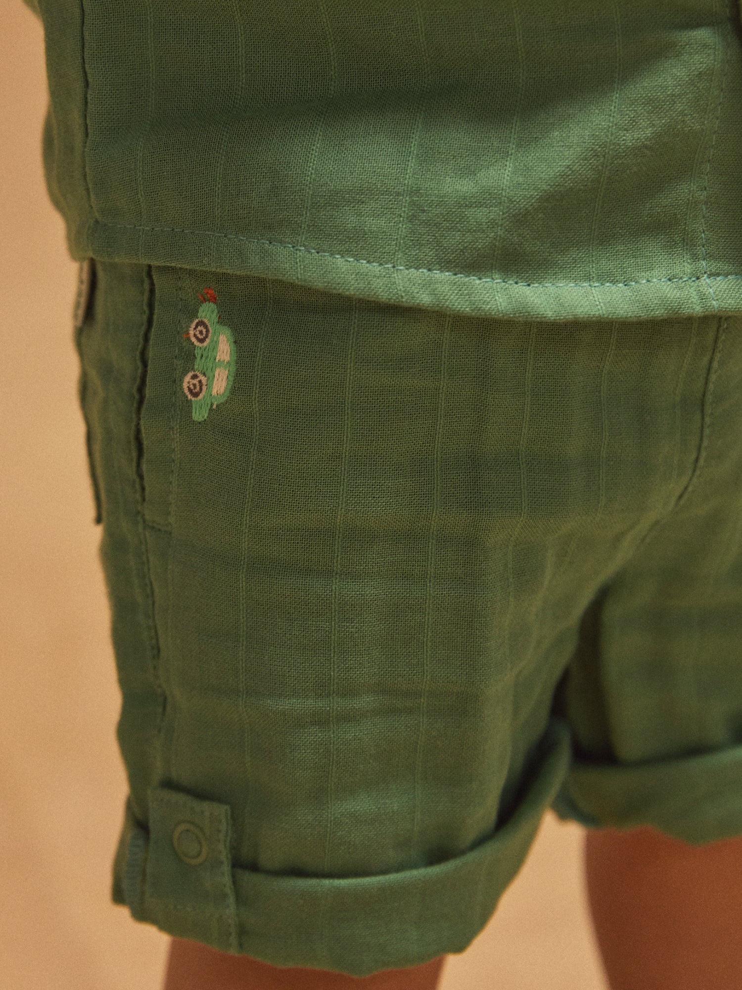 Pantaloni corti verde abete con gambe regolabili baby ragazzo