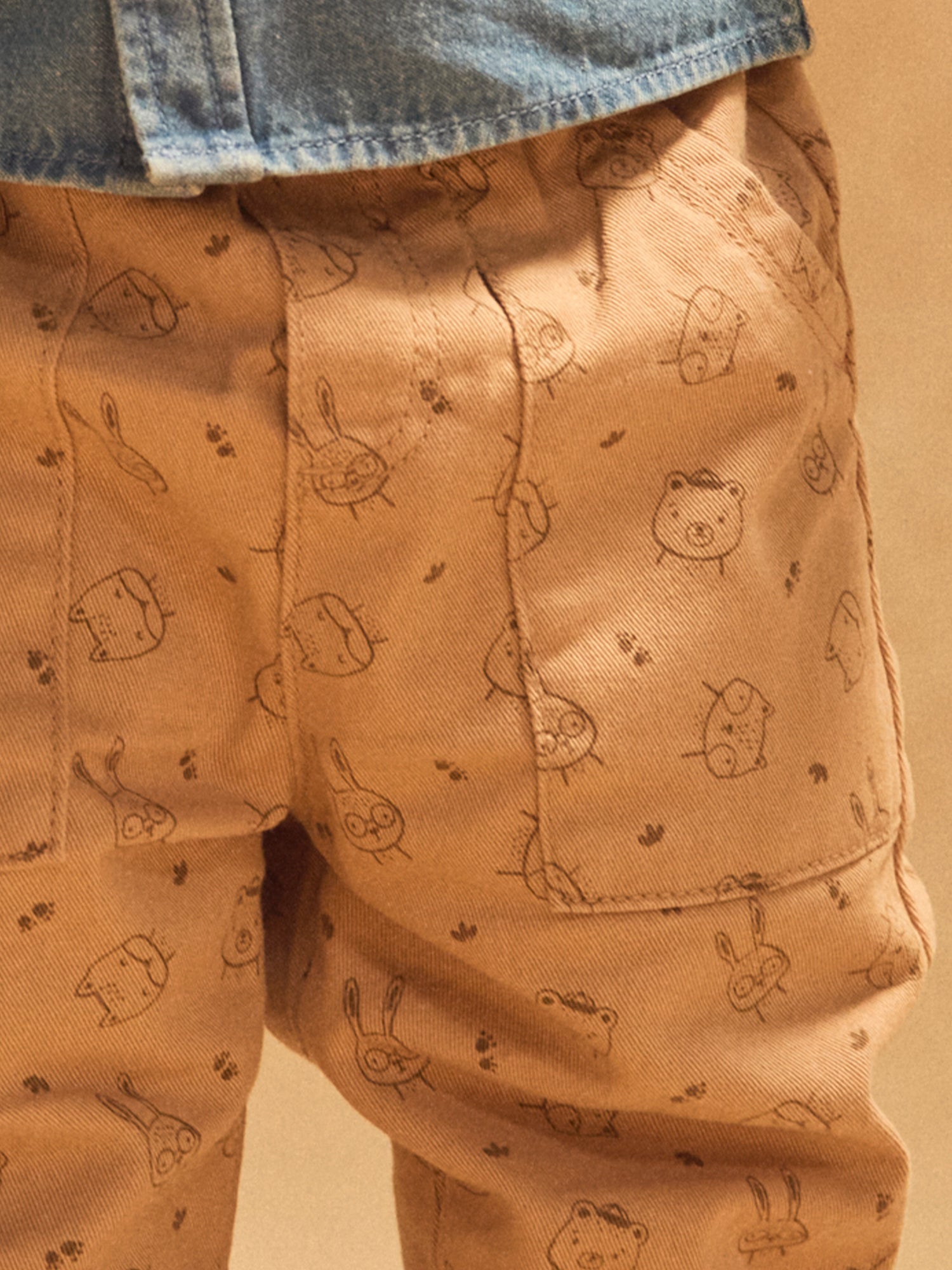 Pantaloni marroni chiari con stampa di animali per bambino