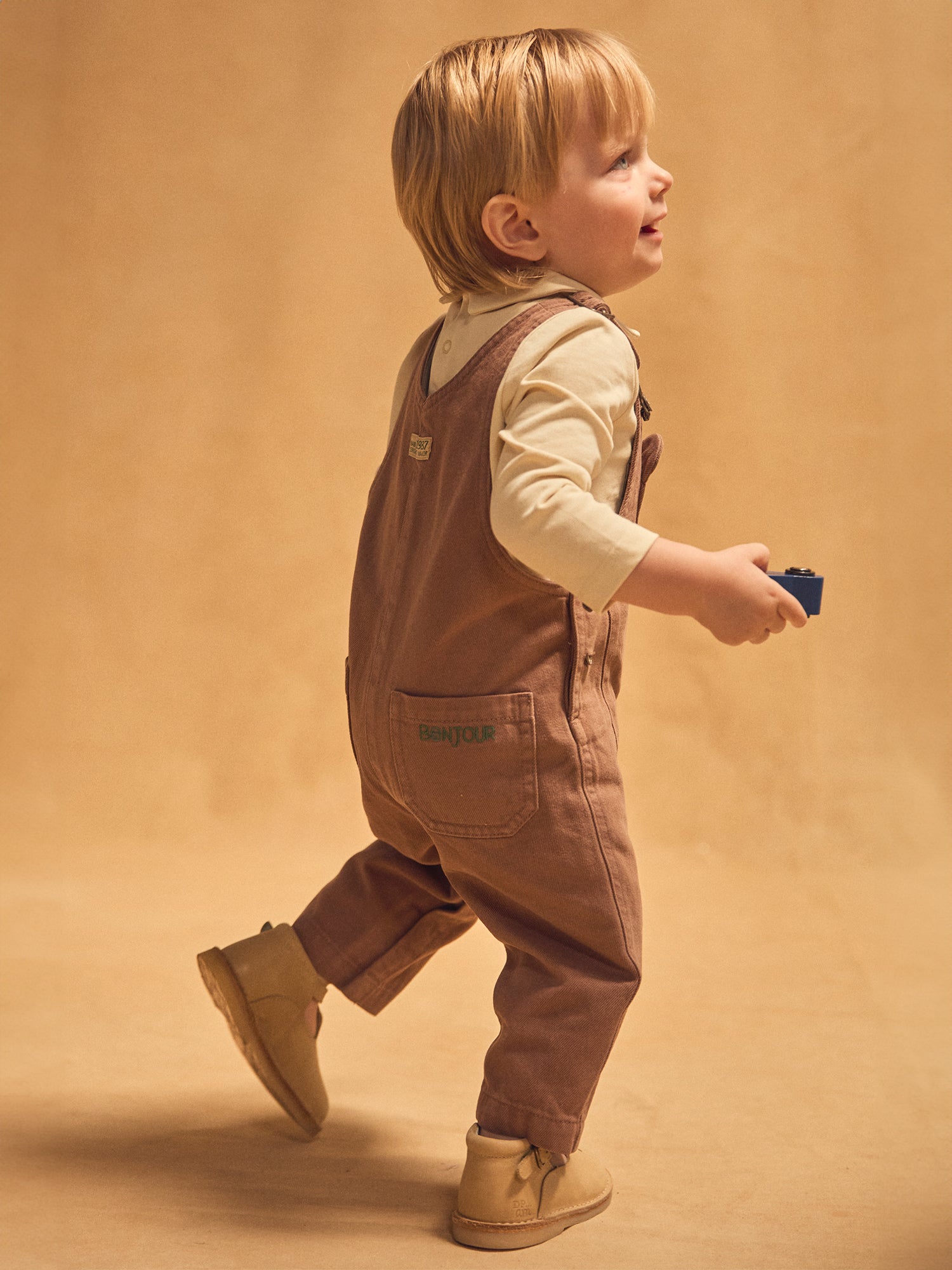 Salopette marrone con tasca orso per bambino