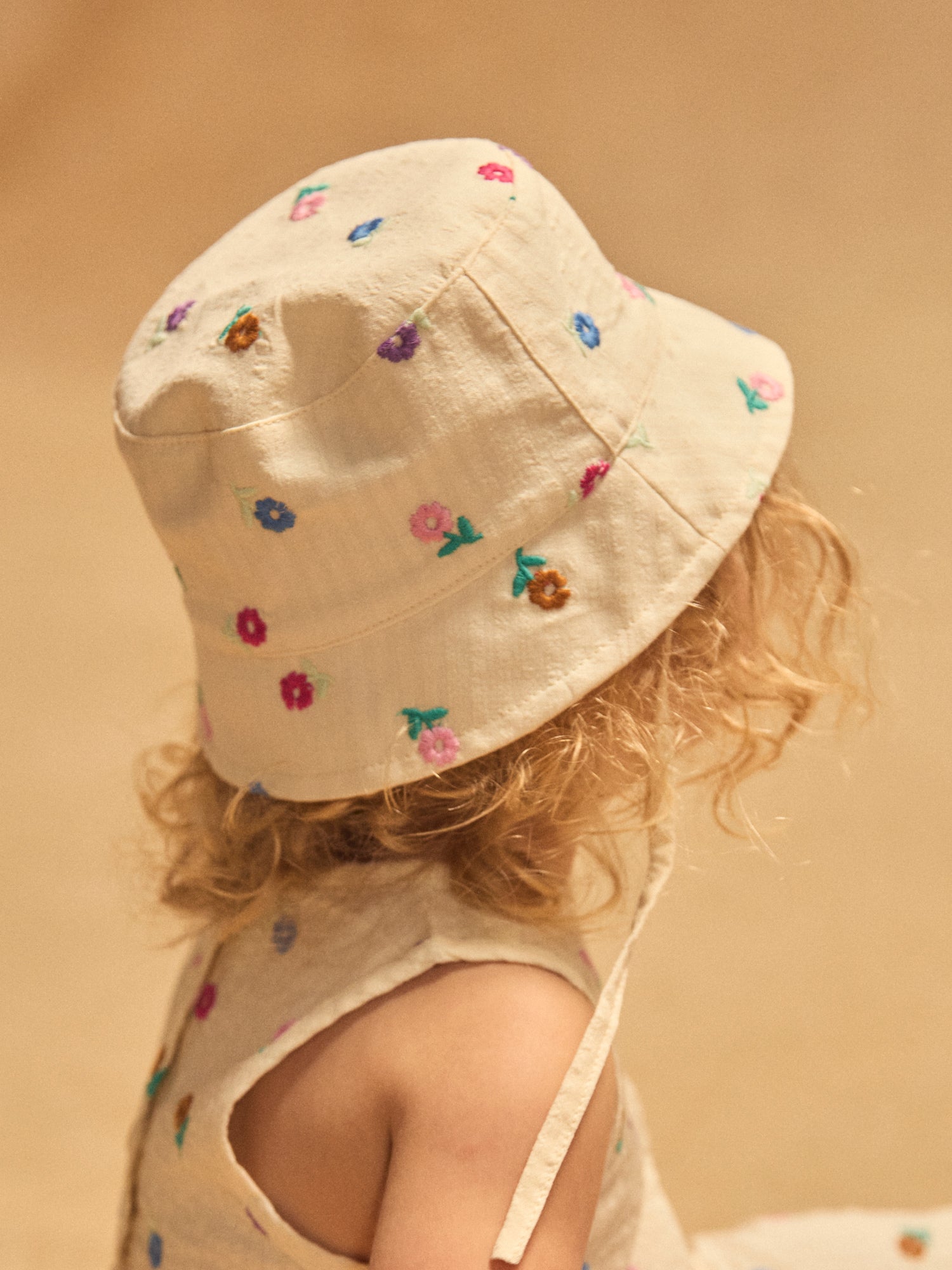 Cappello Ecru con Ricamo Floreale per Bambina