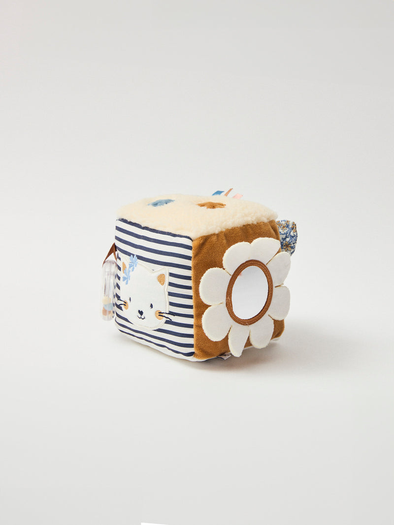 Cube d'activité blanc en multi-matière