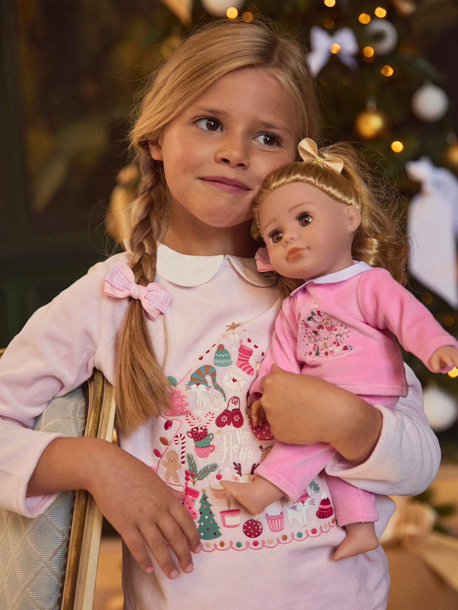 Pigiama per bambola rosa in velluto con stampa natalizia