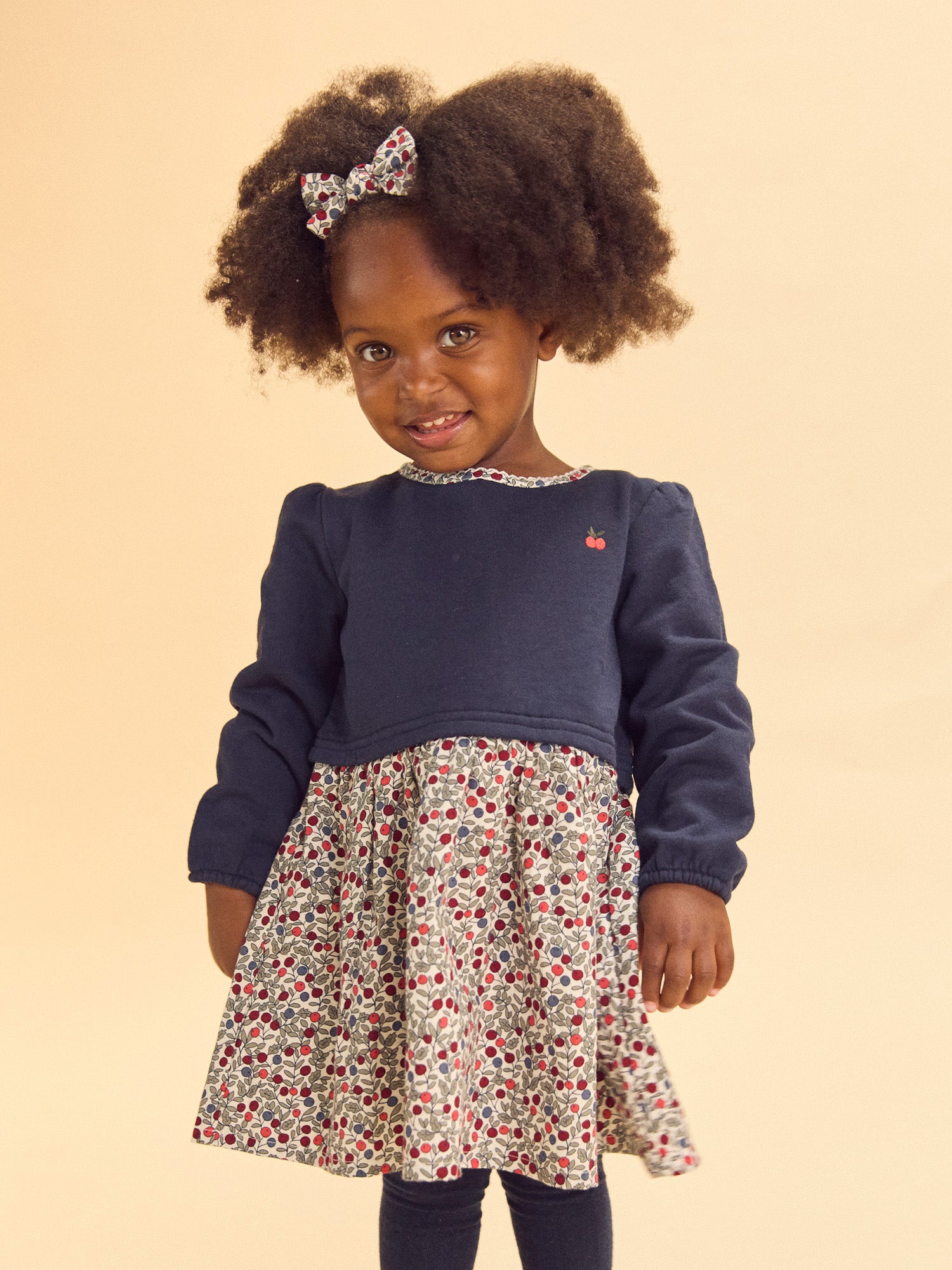 Abito bicolore con parte superiore blu navy e fondo stampato di bacche Bambina