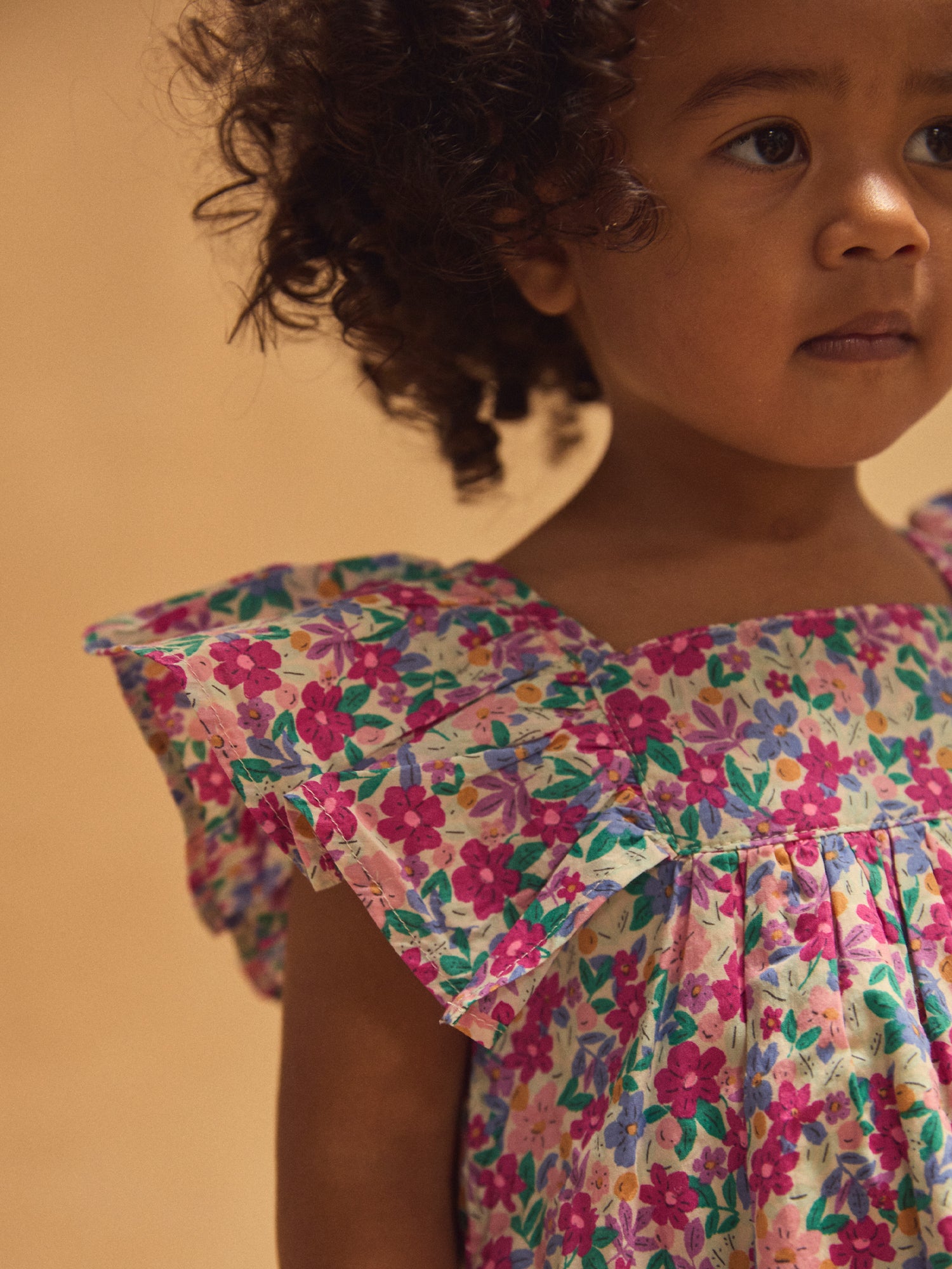 Vestito e bloomer con stampa floreale e maniche arruffate per bambina