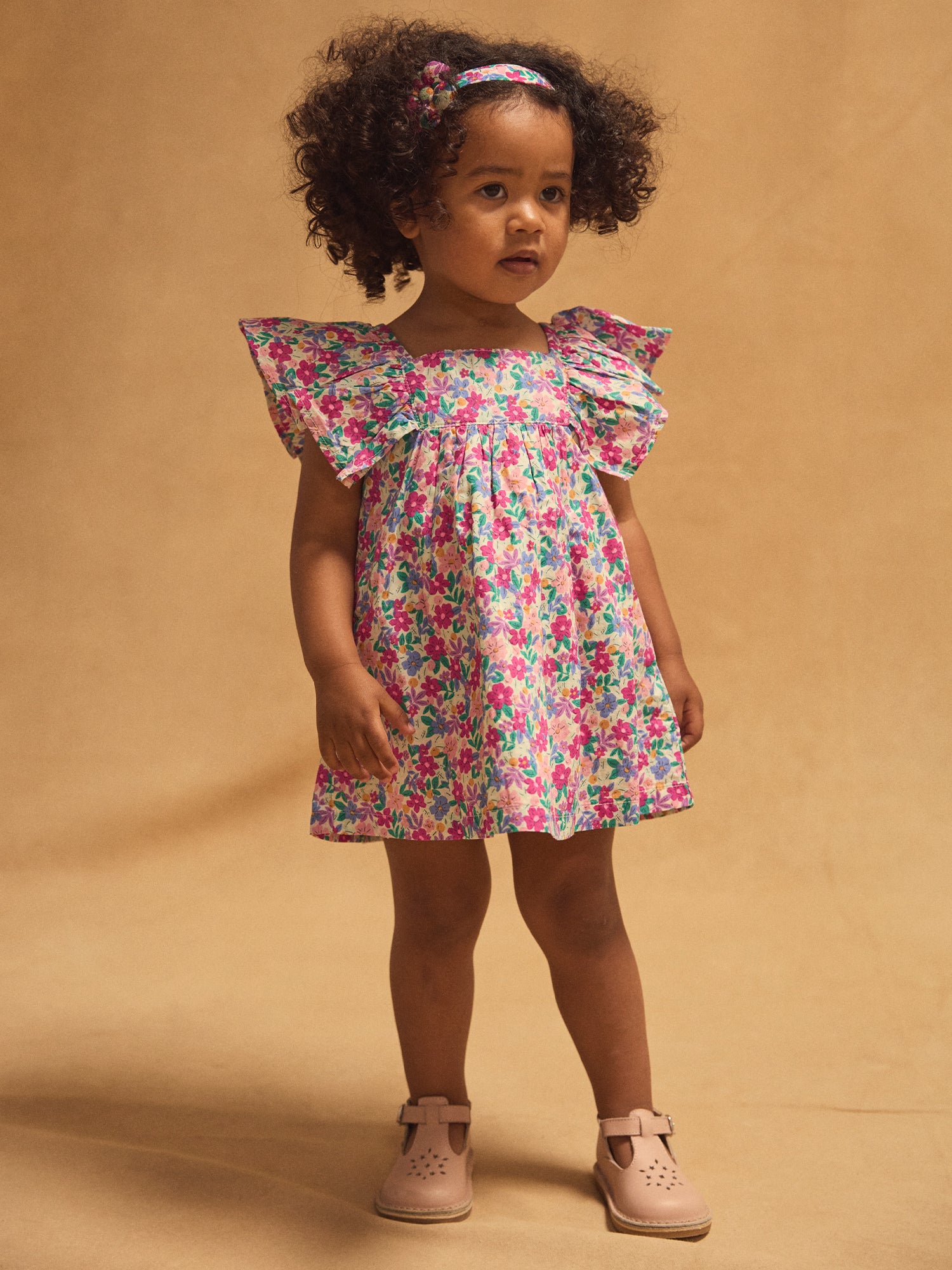 Vestito e bloomer con stampa floreale e maniche arruffate per bambina
