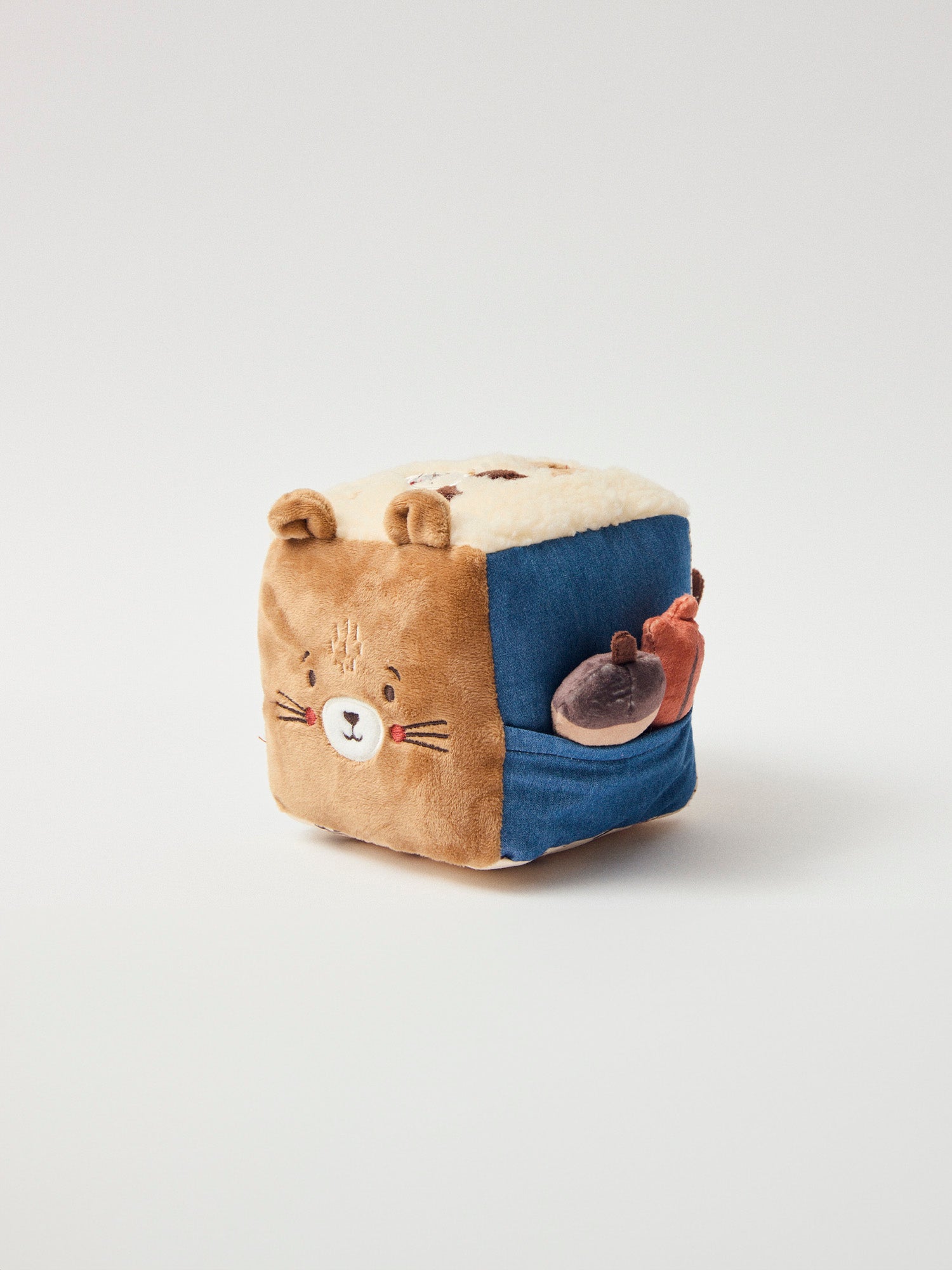 Cubo delle attività marrone in multimatériel