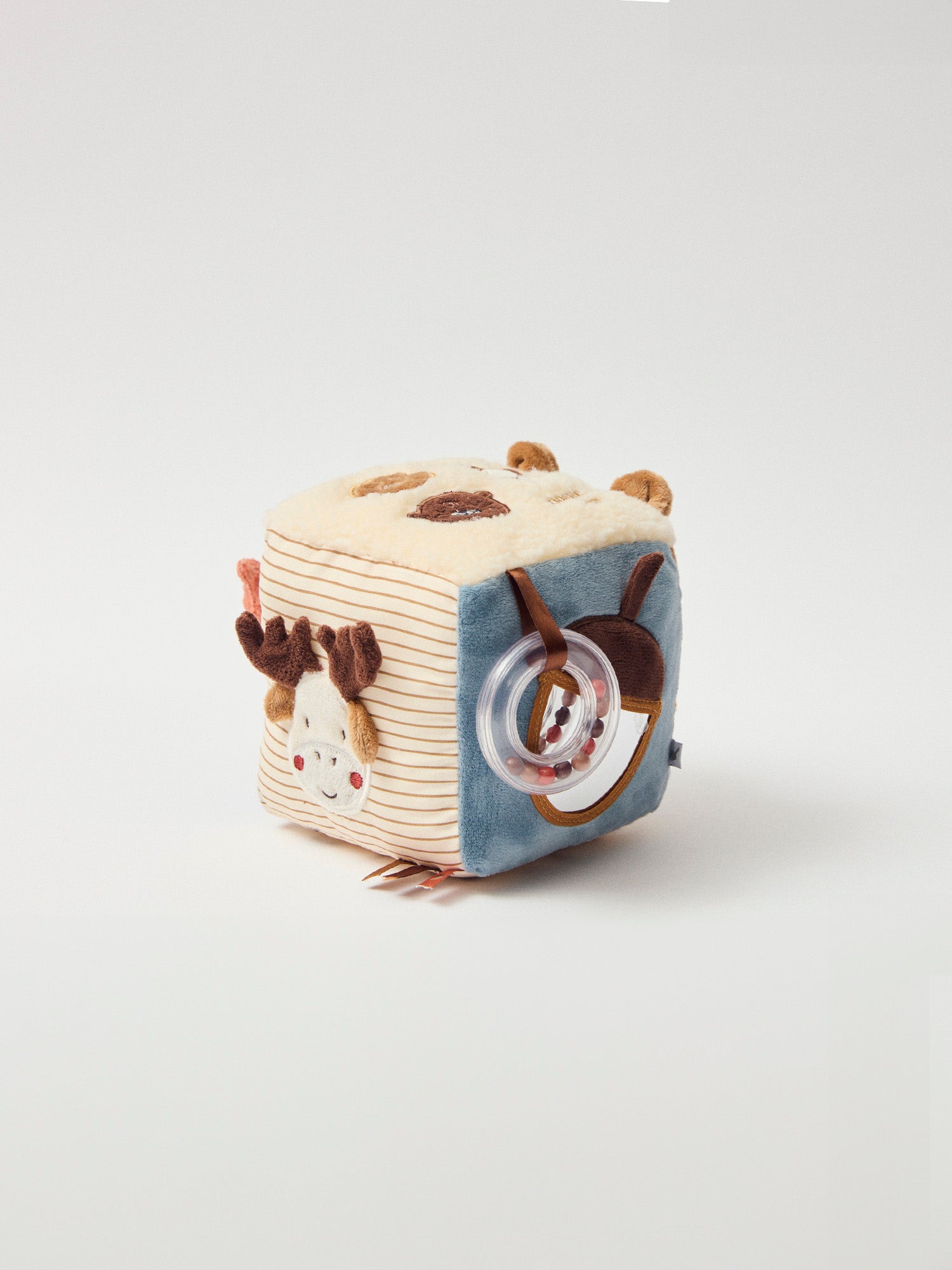 Cubo delle attività marrone in multimatériel