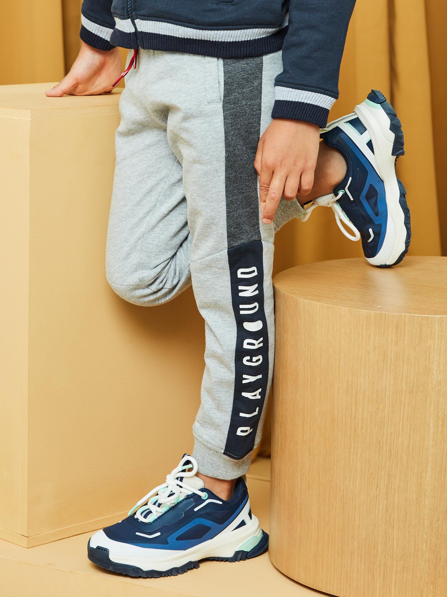 Pantaloni sportivi grigio melange con dettagli grigio scuro e nero