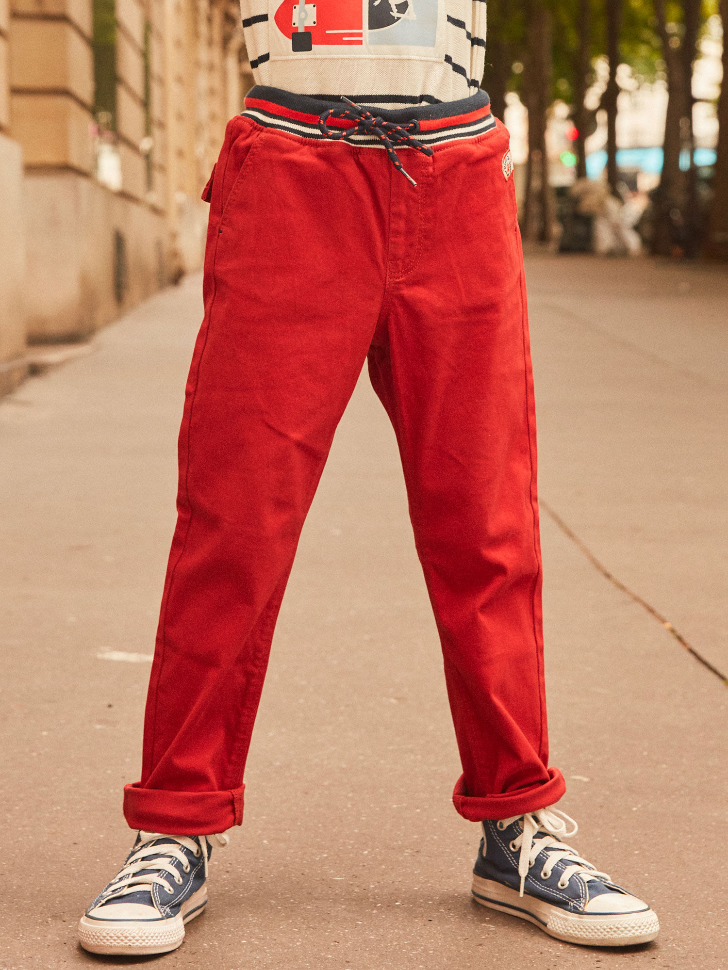 Pantaloni straight rossi con elastico in vita