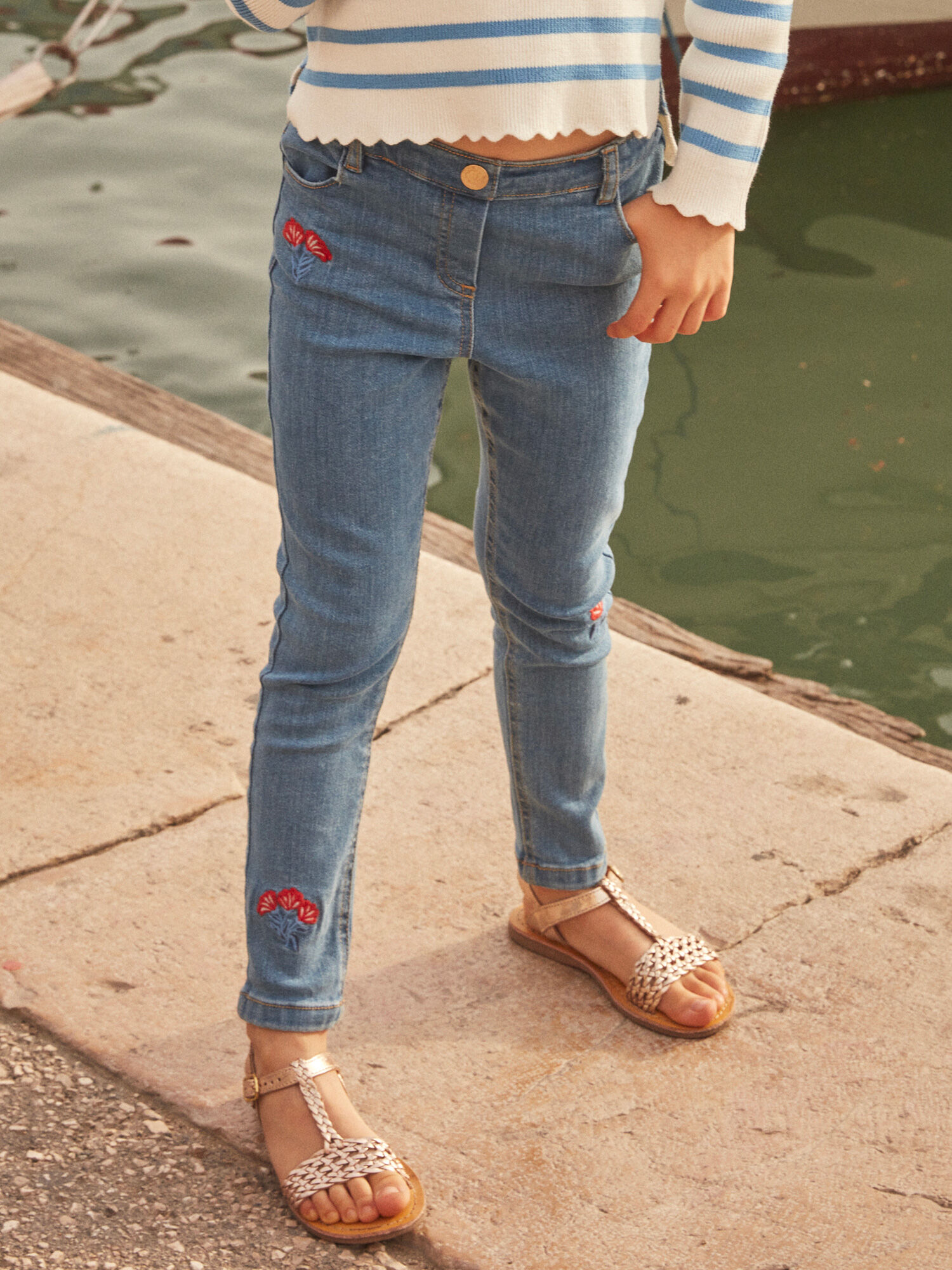 Jeans con sale fiori ricamati