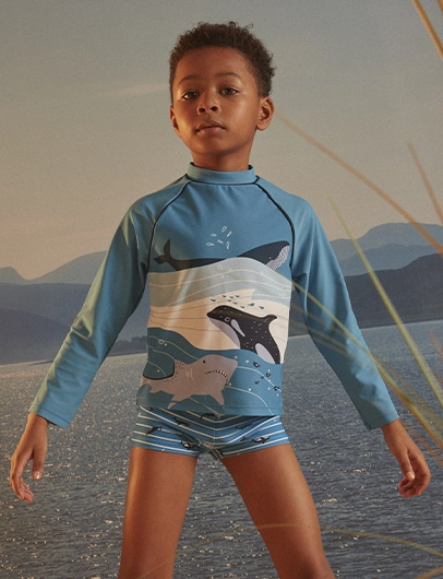 Camiseta de baño con protección solar +50 con estampado de tiburón, orca y ballena.
